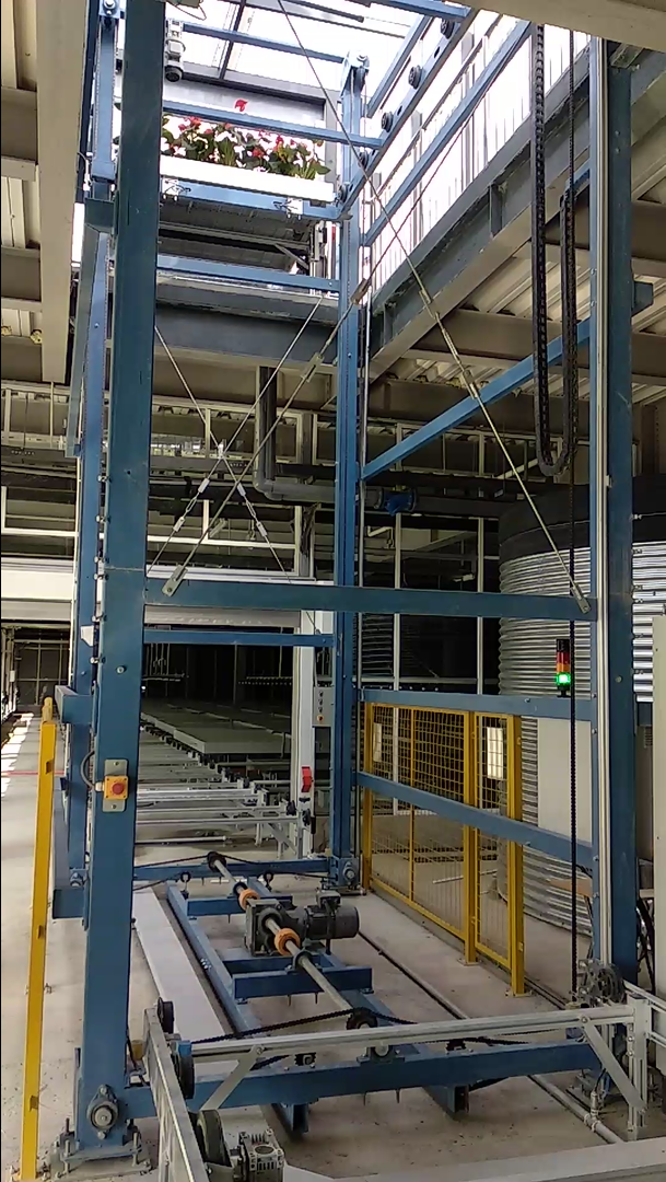 Seedling container lifter 